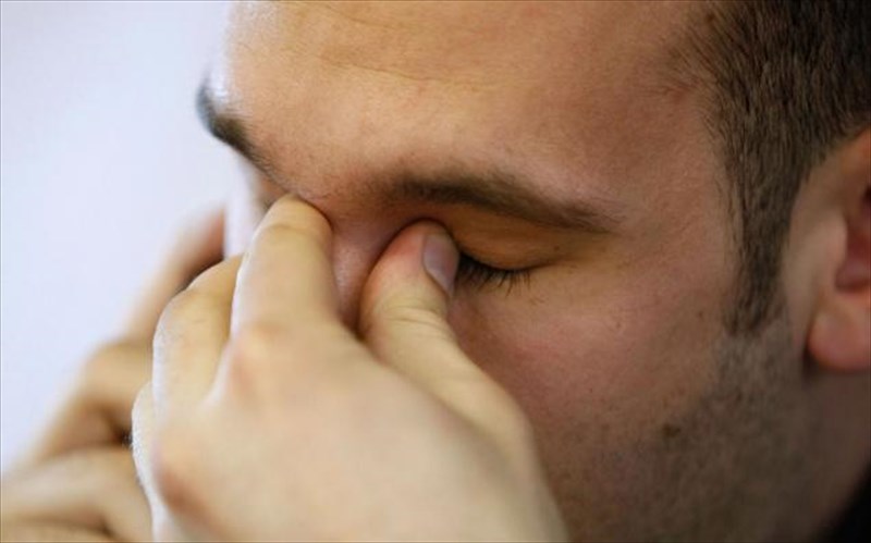 giati-triboume-ta-matia-mas-otan-eimaste-kourasmenoi