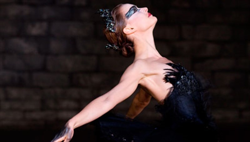 o-mauros-kuknos-badizei-pros-to-kokkino-xali-ton-oskar