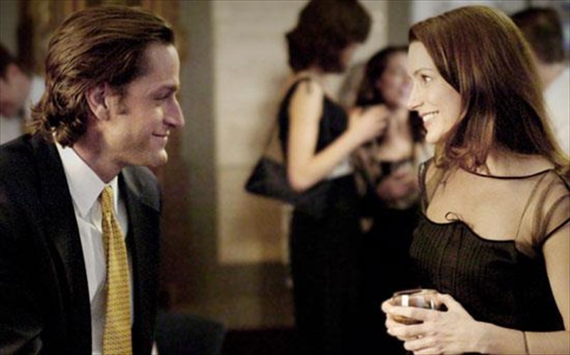 giati-oi-gunaikes-kratoun-to-aristero-mpratso-tou-antra-otan-perpatoun