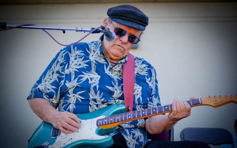 o-thrulikos-ellinas-mplouzman-nick-gravenites-sto-half-note