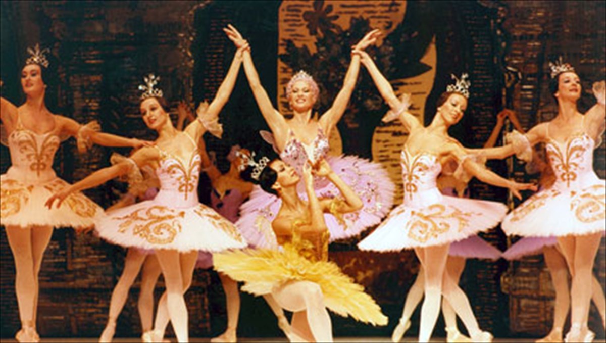 ta-autokratorika-mpaleta-tis-mosxas-gia-liges-parastaseis