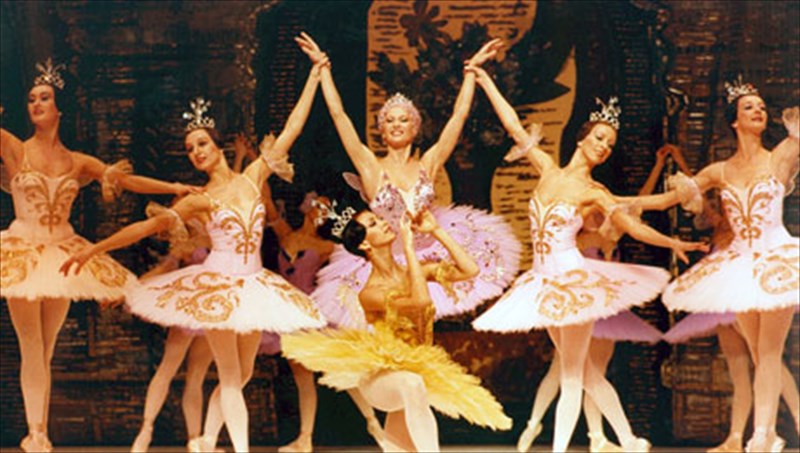 ta-autokratorika-mpaleta-tis-mosxas-gia-liges-parastaseis