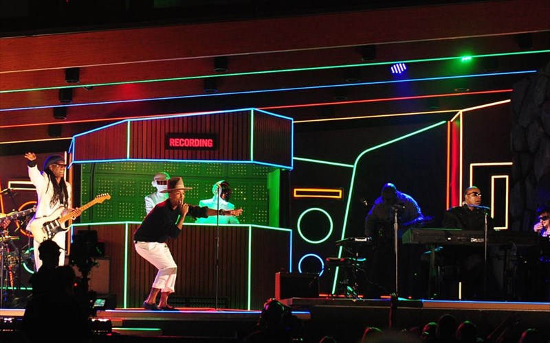 oi-live-on-stage-sunergasies-ton-56on-brabeion-grammy