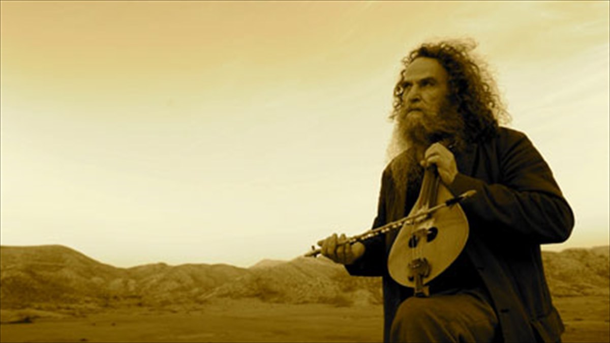 o-psarantonis-pairnei-ti-lura-kai-to-diabatirio-tou