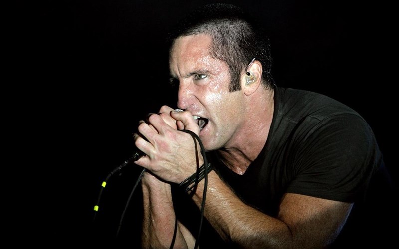 o-trent-reznor-ton-nine-inch-nails-eksallos-apo-ti-bradia-ton-grammy