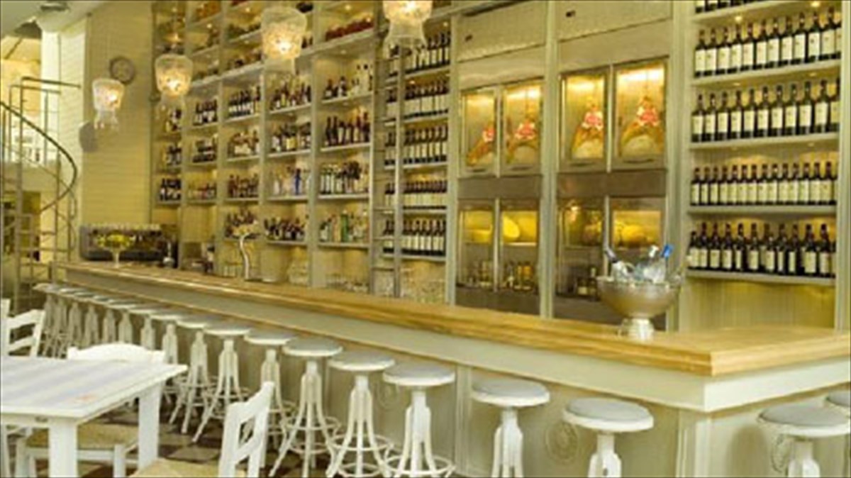 o-aris-tsanaklidis-mageireuei-stin-kuzina-tou-gia-to-ktima-alfa