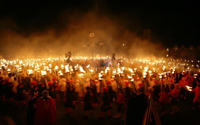 oi-skotsezoi-giortasan-to-up-helly-aa