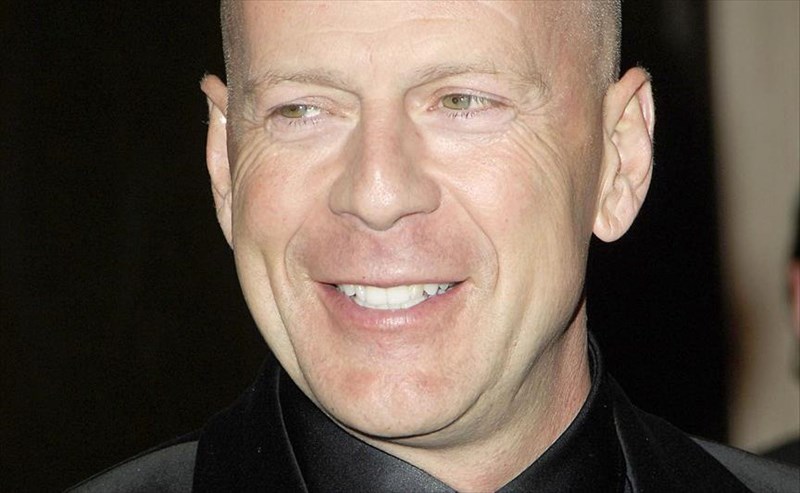 mprous-gouilis-sunantisi-me-ton-skinotheti-tis-ektis-aisthisis