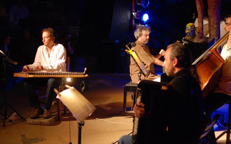 o-xatzidakis-sunomilei-me-neous-sunthetes