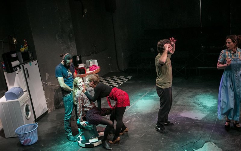 mauri-komodia-apo-ton-antoni-nilson