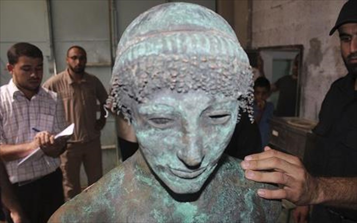 handout-of-a-bronze-statue-of-the-greek-god-apollo-in-gaza-bronze-statue-of-the-greek-god-apollo-in-gaza