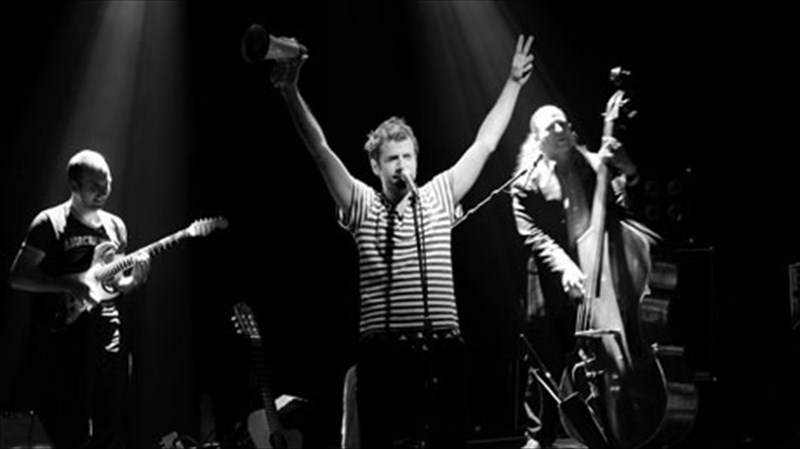 eidame-ton-kosti-marabegia-na-ta-dinei-ola-sti-skini-tou-kookoo