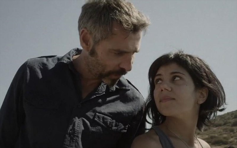 epistrofi-sti-mauri-komodia-me-xoris-gunaikes