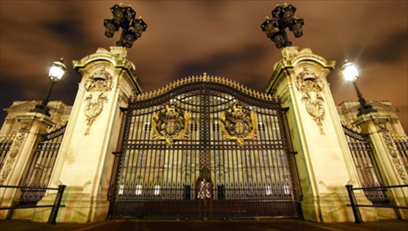 biblio-gia-ton-eisbolea-sto-palati-tou-mpakingxam