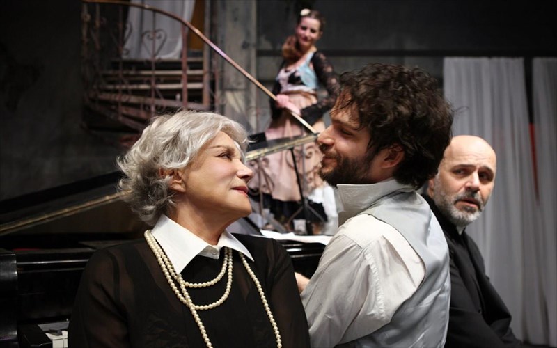 kritiki-theatrou-brikolakes