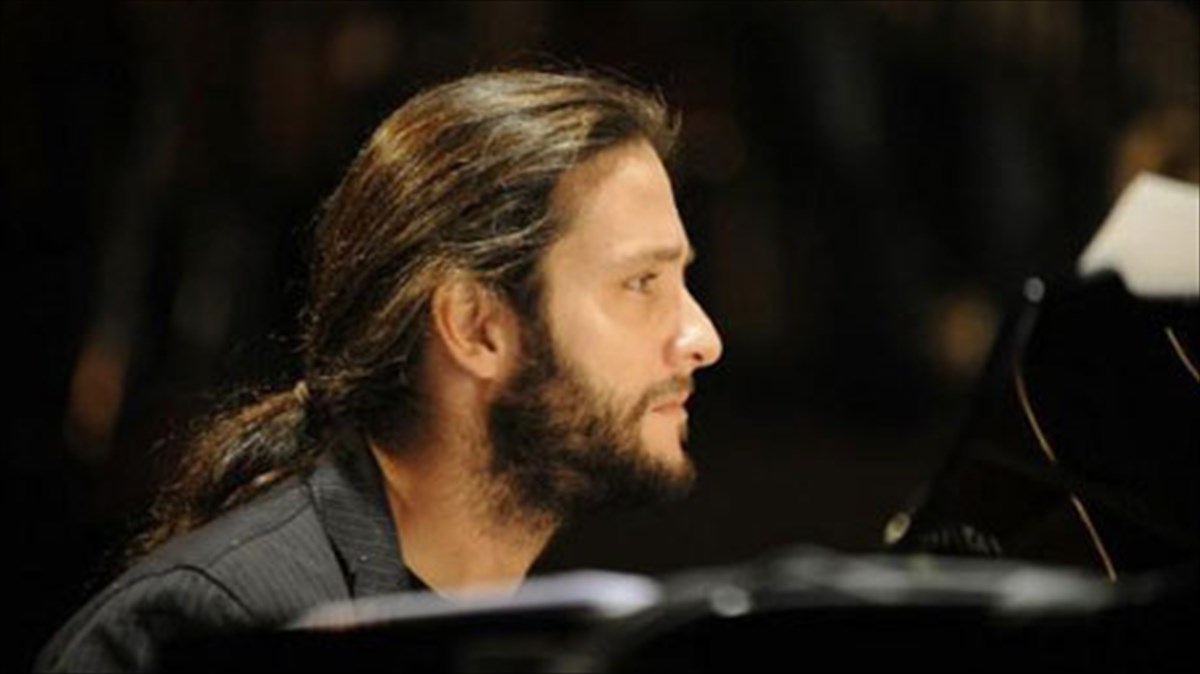 treis-sunthetes-tis-neoteris-genias-sto-theatro-kappa