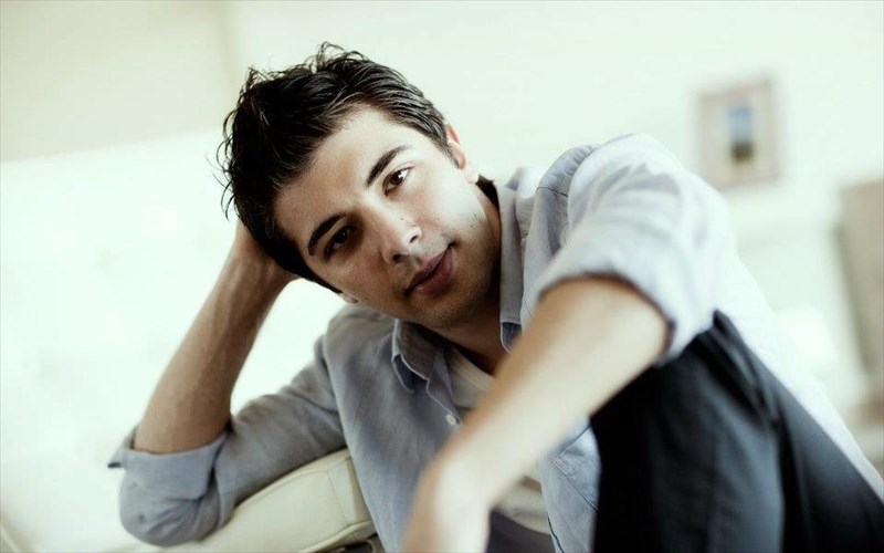 dionusis-grammenos-tipota-apolutos-de-xarizetai