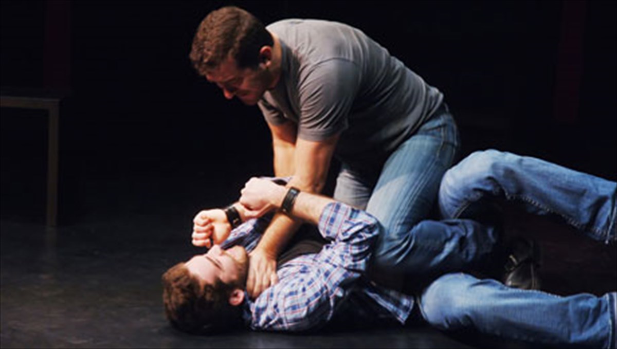 duo-adelfia-se-ena-skoteino-spiti