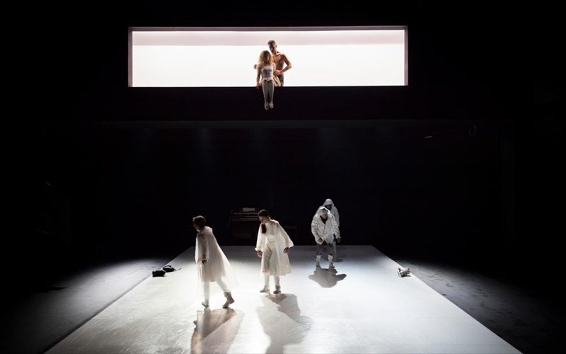 kritiki-theatrou-parallages-thanatou