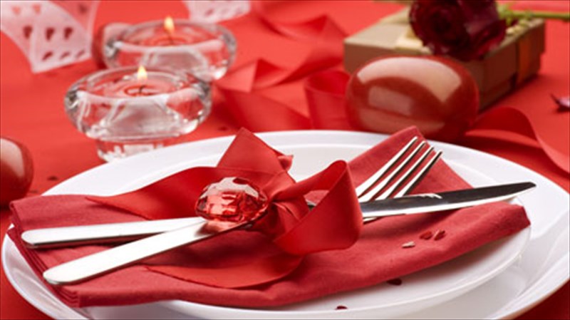 xeiropoiito-trapezi-gia-ton-balentino