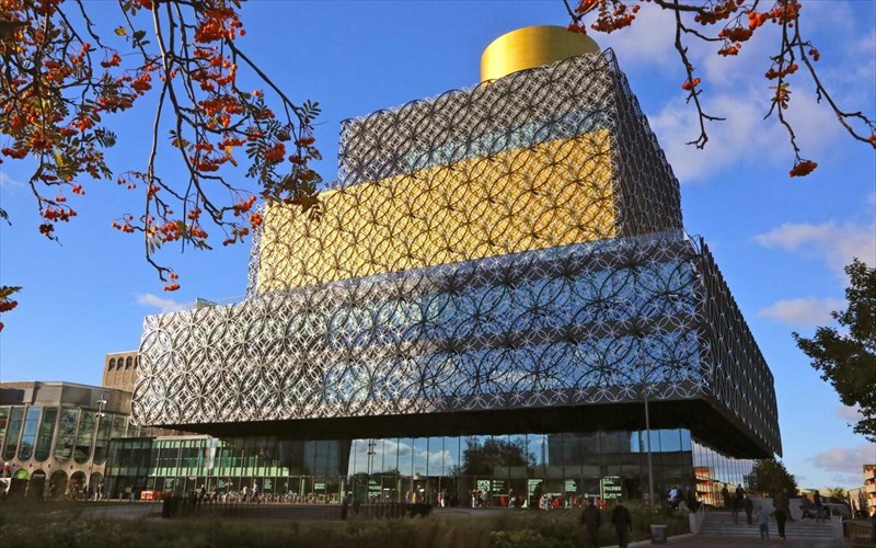 8-apo-tis-entuposiakoteres-bibliothikes-ston-kosmo-apo-tis-entuposiakoteres-bibliothikes-ston-kosmo