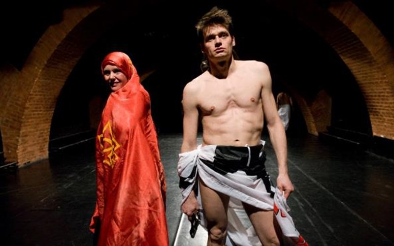 kritiki-theatrou-kataramenos-na-einai-o-prodotis-tis-patridas-tou-prodotis-tis-patridas-tou