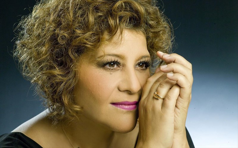 giota-negka-na-sumperiferthoume-san-koinonia-kai-oxi-san-monades