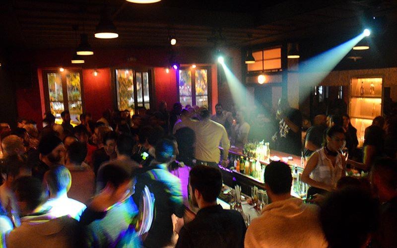 butler-ena-olokainourgio-dance-steki-sto-gkazi