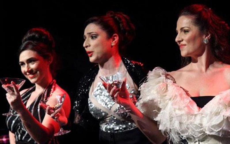 treis-soprano-me-sampania-sto-gazarte