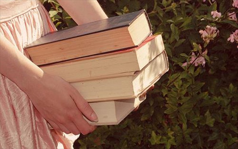 10-logoi-gia-na-kleiseis-ena-biblio-mia-kai-kali