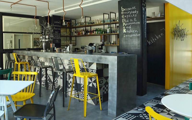 beerraki-gia-mpura-i-raki-kai-meze-stin-plateia-brilission-raki-kai-meze-stin-plateia-brilission