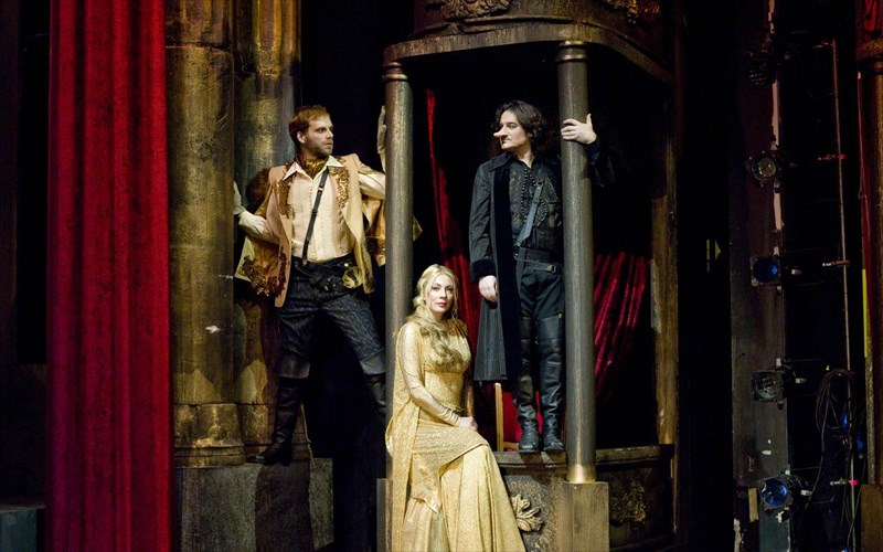 kritiki-theatrou-surano-nte-mperzerak