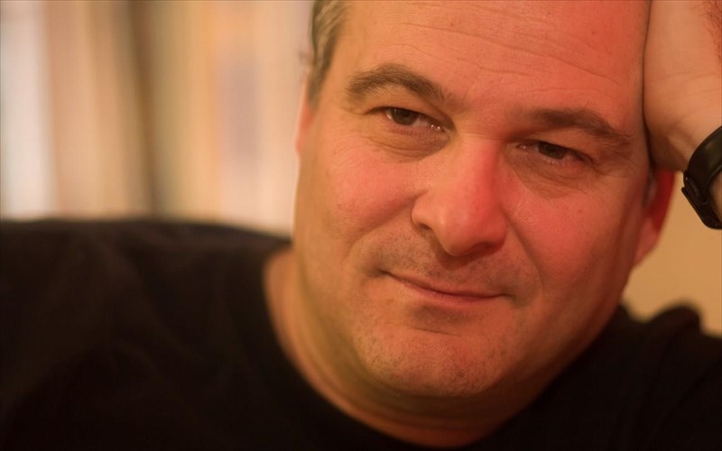 o-kostas-thomaidis-me-agapimena-politika-kai-alla-tragoudia