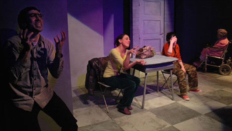 o-ntostogiefski-thetei-erotimata-sto-sugxrono-theatro