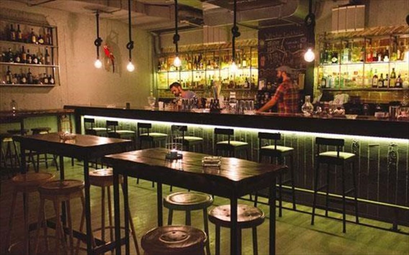 bootleg-empneusmena-kokteil-se-ena-agapimeno-steki-tou-xolargou