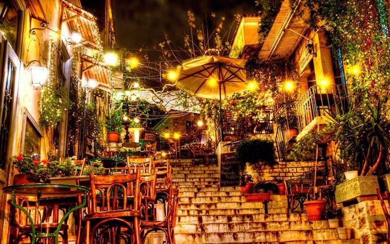 10-agapimena-athinaika-magazia-pou-bgazoun-trapezakia-ekso