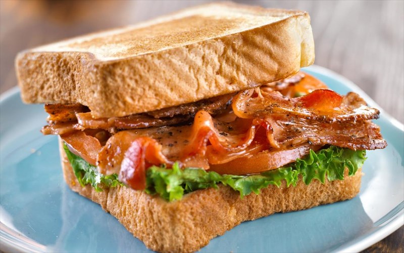 giati-leme-mpeikon-pitsa-kai-santouits