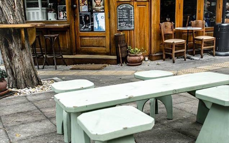 10-staseis-stin-plateia-barnaba-pou-einai-sta-pano-tis