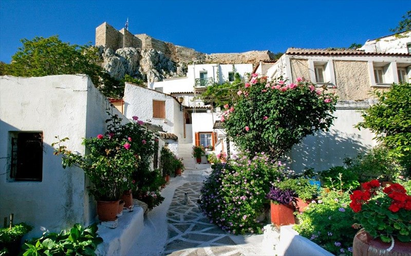 oi-atenistas-mas-kaloun-na-periplanithoume-sta-anafiotika