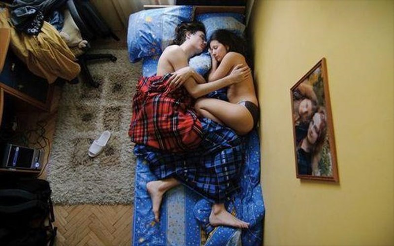 sugkinitikes-fotografies-zeugarion-pou-perimenoun-paidi-eno-koimountai