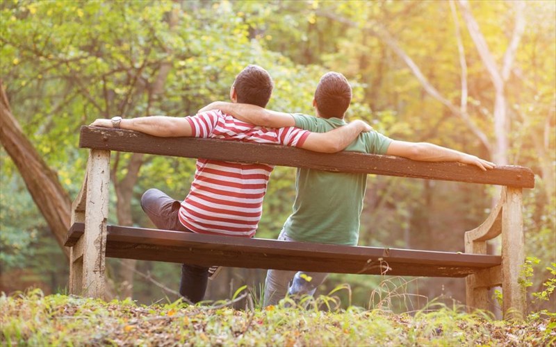 ta-gay-zeugaria-epilegoun-ellada-gia-mina-tou-melitos