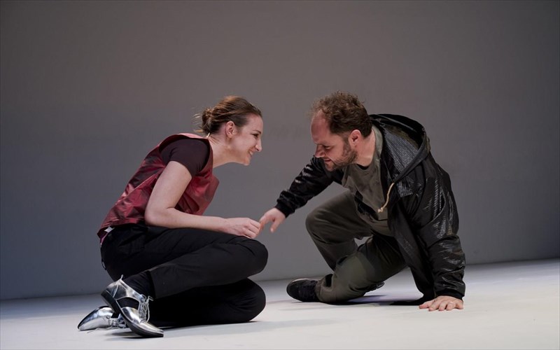 theatro-neou-kosmou-poies-parastaseis-prolabainete-na-deite