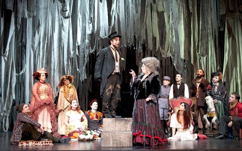 kritiki-theatrou-i-treli-tou-sagio