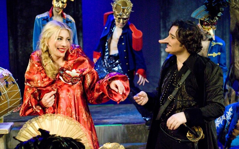 oi-teleutaies-parastaseis-pou-aksizei-na-deite-prin-pesei-i-aulaia-stis-13-apriliou-aulaia-stis-13-apriliou