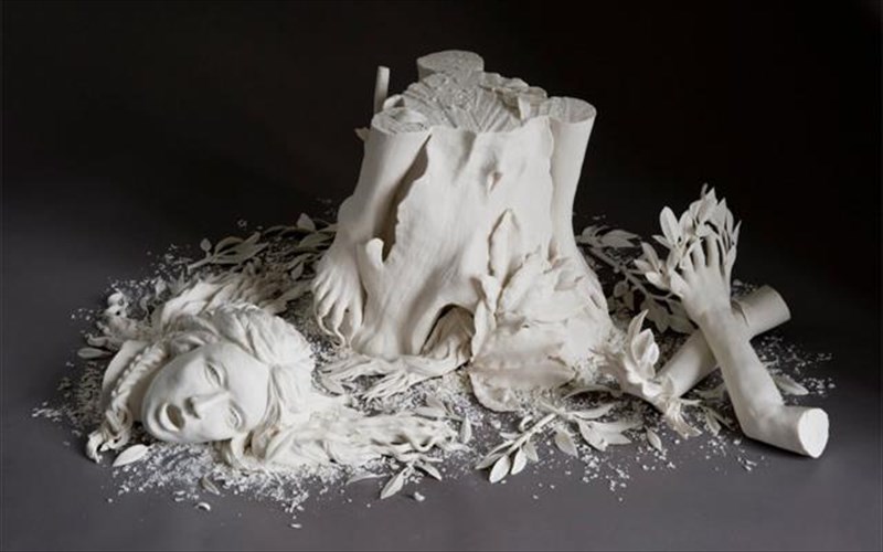 dekaeksi-istories-oikogeneiakis-porselanis