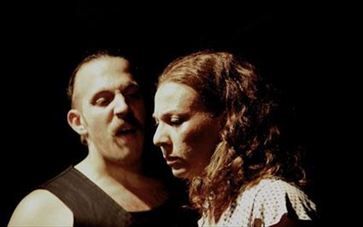 ena-akoma-kai-figame-photo