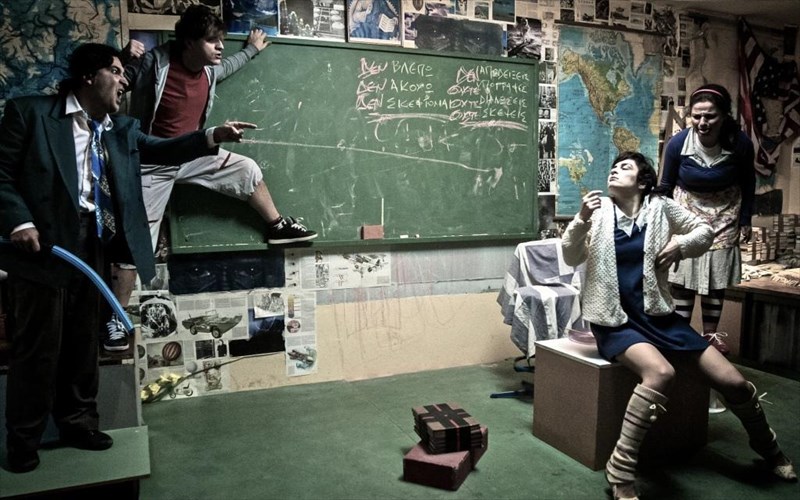 family-stories-kritiki-theatrou