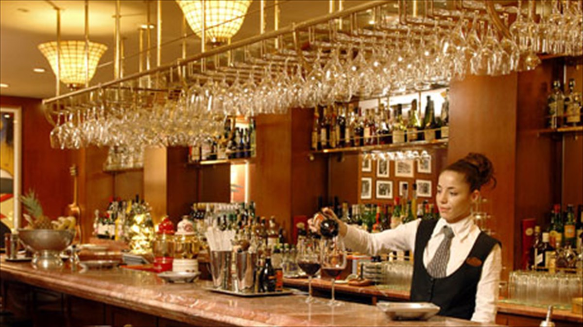 fere-to-krasi-sou-sto-cellier-le-bistrot