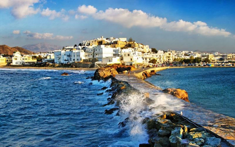 ena-taksidi-filosofias-apo-ti-nakso-mexri-tin-outopia