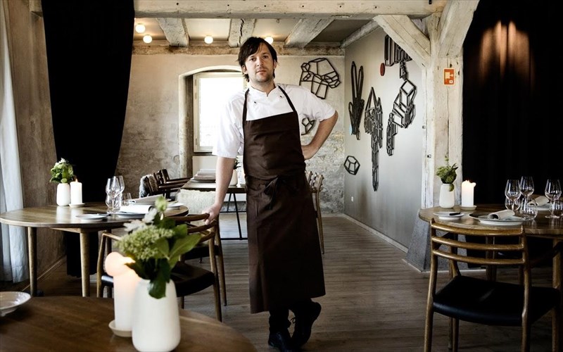 ksana-stin-korufi-tou-kosmou-to-noma